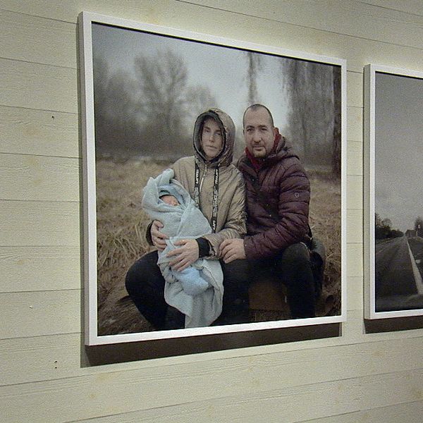 Bild från fotoutställning om kärlek på flykt på Värmlands museum