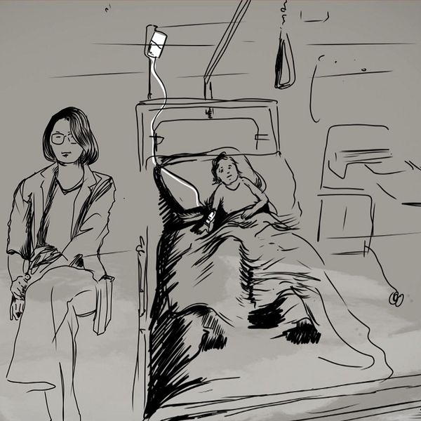 Ritad bild på mamman som ligger bredvid sin sjuka dotter, och SVT:s reporter Sara Carlzén.