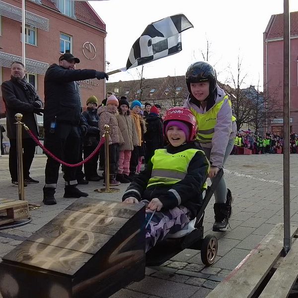 Två flickor går i mål med sin lådbil på torget i Staffanstorp.