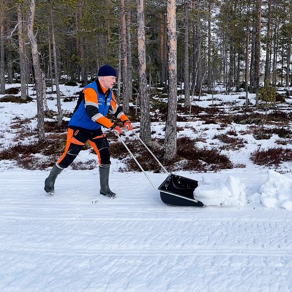 Smågan, funktionärer skottar snö över skidspåren i Smågan, blött inför stafettvasan i Smågan