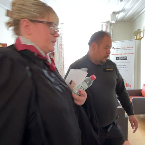 Tvådelad bild. Vänster: uniformerad kvinna med dokument. Höger: person med örhängen.