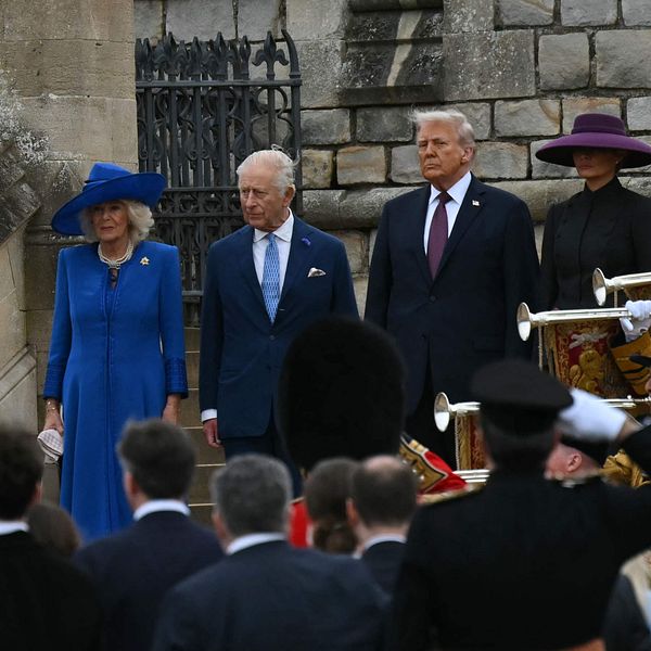 Kung Charles, drottning Camilla och Donald Trump vid officiell ceremoni utomhus.