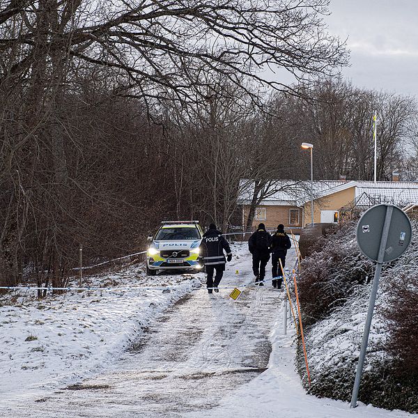 Tvådelad bild på plats avspärrad av polisen och på SVT:s reporter Johannes Tolf.