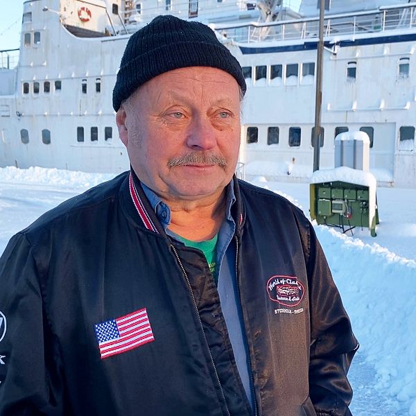 Man framför fartyget M/S BALTIC STAR i hamnen i Lunde i Kramfors kommun. Mannen på bild är entretrenören Leif-Ivans högra hand.