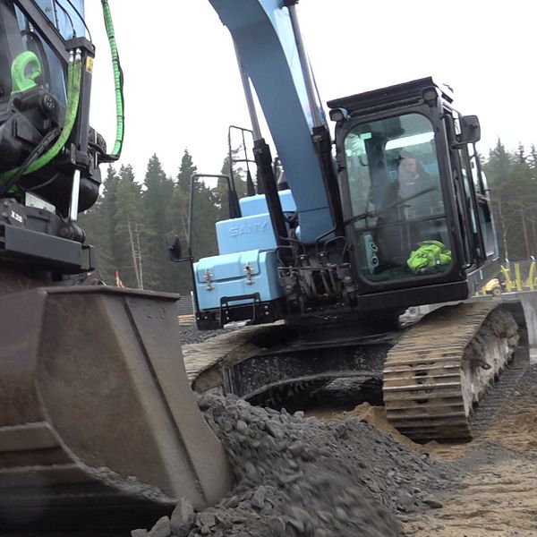 Tvådelad bild. Vänster: grävmaskin i arbete. Höger: kvinna i arbetskläder inuti förarhytt.
