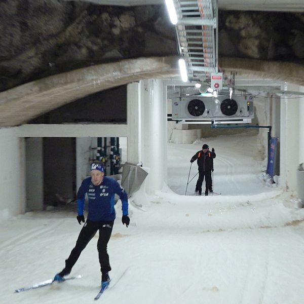 En delad bild. Till vänster: Skidåkare som åker i skidtunneln. Till höger: Kommunstyrelseordförande Richard Nilsson (S) och ordförande i det kommunala bolaget MidSweden365, Mats Wilhelmsson.