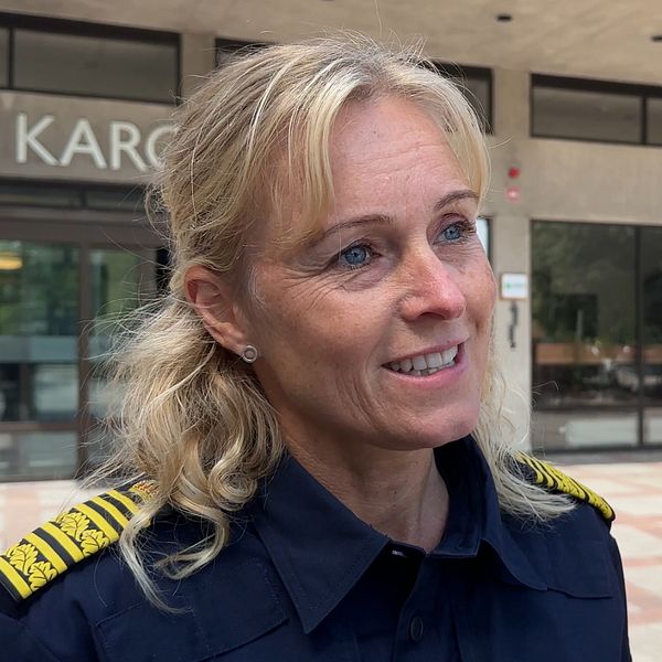 Värmlands polisområdeschef Anna Hallqvist framför Karolinen i Karlstad