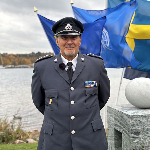 Veteran i uniform vid Östergötlands nya veteranmonument i Motala