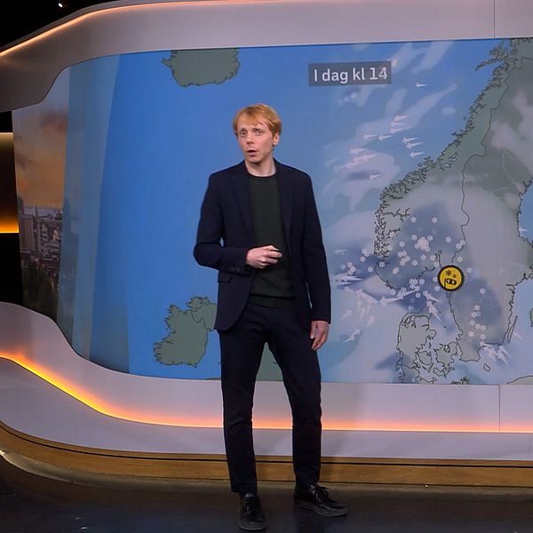 SVT:s meteorolog Marcus Sjöstedt förklarar dagens väderläge framför en väderkarta.