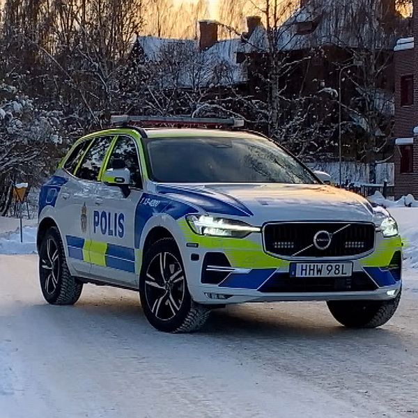 Polisen Maria Högbom utanför polishuset i Sundsvall. Bilden är ett kollage med en polisbil som kör utanför polishuset i Sollefteå.
