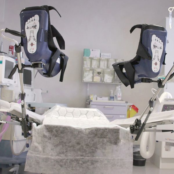 Delad bild. Till vänster: gynekologiskt undersökningsrum.