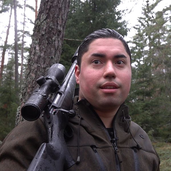 En ung jägare ute i skogen.