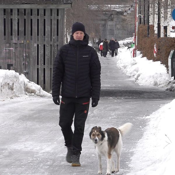 Man på promenad med sin hund på vintern