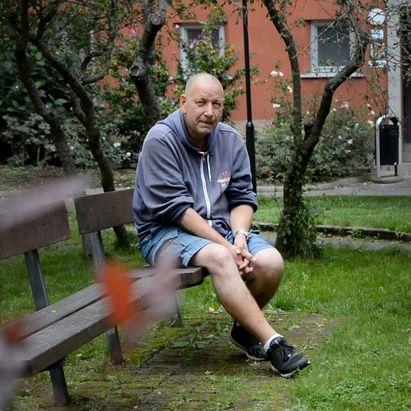 Conny som blev skjuten på restaurangen i Visättra sitter på en bänk på innergården.