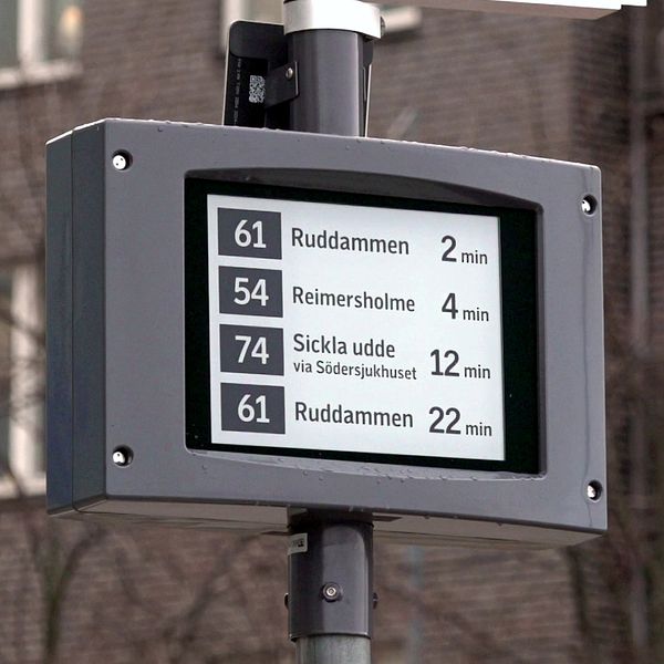 Delad bild: Vänster sektion visar en busstavla med tidtabell som anger ankomsttider för bussar 61, 54 och 74 till olika destinationer. Höger sektion visar en person iförd en gul reflexväst med SL-logo.