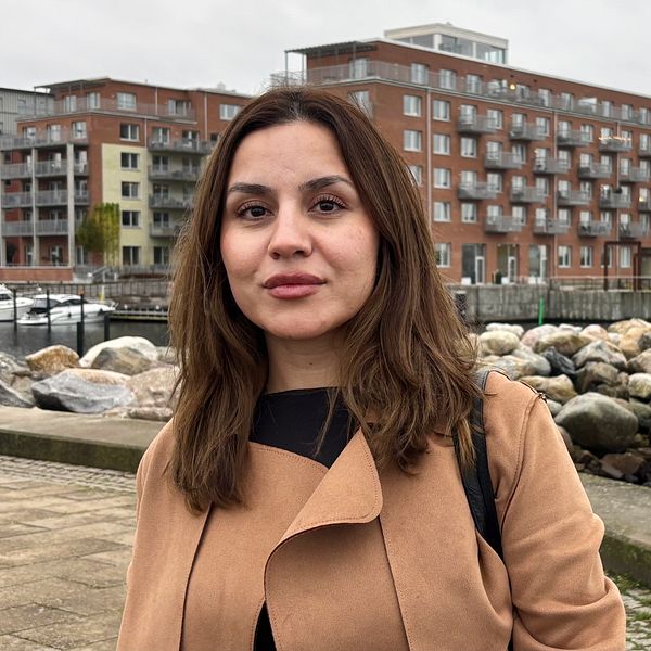Radika Entezar vid kajen i Malmö med Turning Torso i bakgrunden.