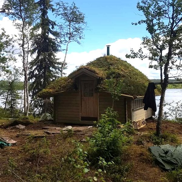 delad bild: en kåta i trä med växtlighet på taket, vid en sjö. Samt Anita Gimvall, en medelålders kvinna med kort hår och orange fleece