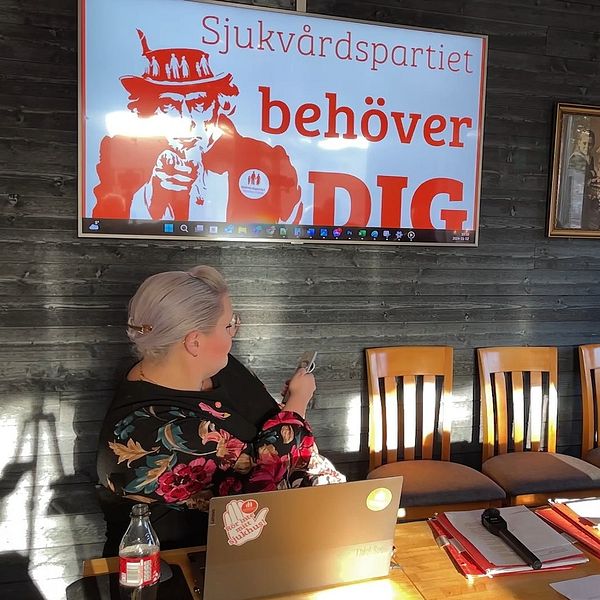 en man och en kvinna framför en storbildsskärm