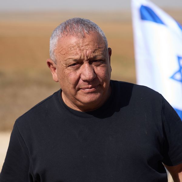 Gadi Eisenkot framför en israelisk flagga utomhus
