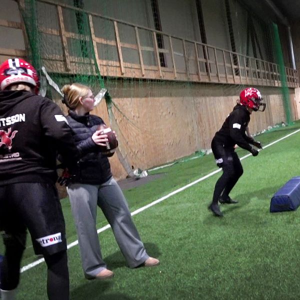 Ungdomar i inomhushall med konstgräs i Karlstad där klubben Carlstad Crusaders bjudit in folk att testa på amerikansk fotboll i samband med Super Bowl