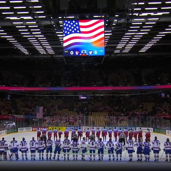 Delad bild. Till vänster: landslag under amerikanska flaggan i ishall. Till höger: hockeyspelare.