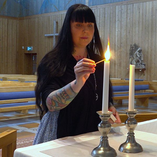 Diakonen Irja Wikström tänder ett ljus i Ålidhemskyrkans kyrksal