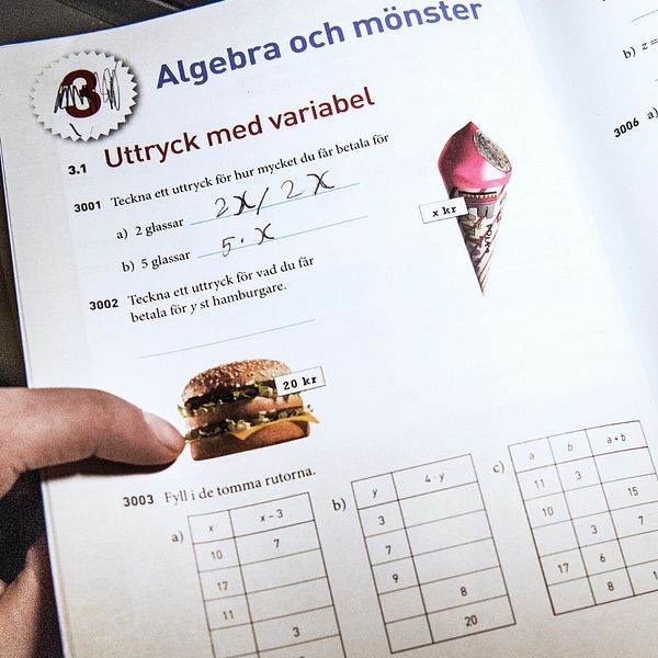 En mattebok och Kirunas skolchef Viktoria Björklund.