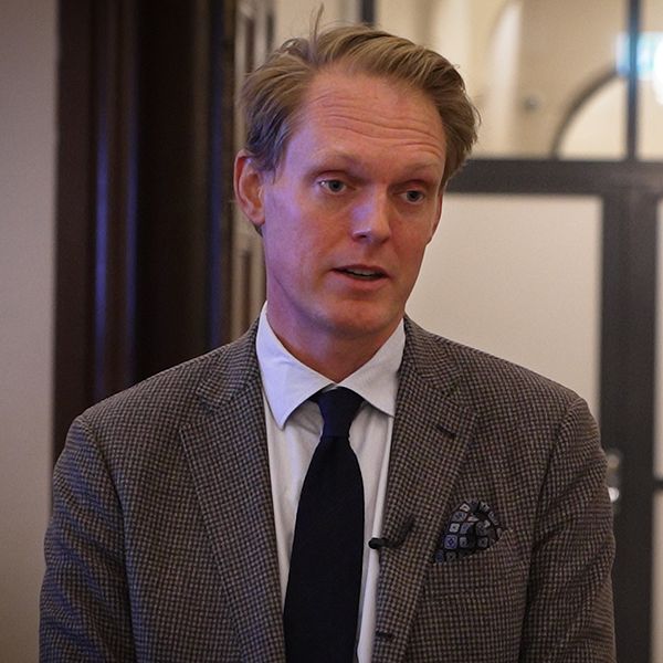 Åklagaren berättar om häktningen av tonårsflickan