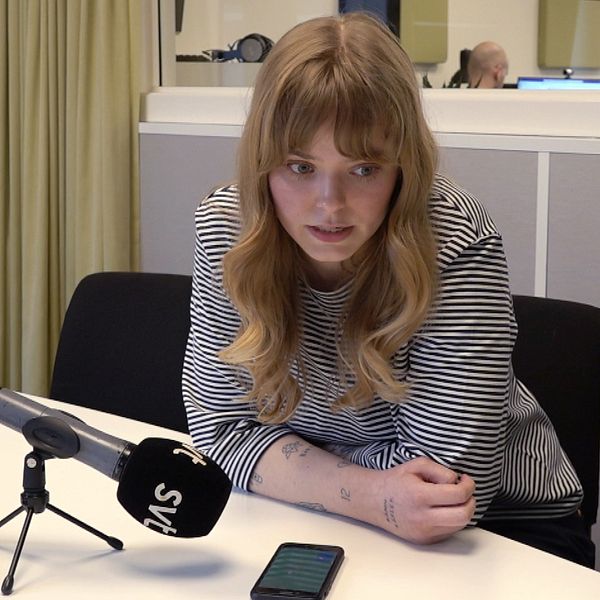 Tvådelad bild. Vänster: kvinna vid bord med mikrofon. Höger: mobilskärm med chatkonversation.