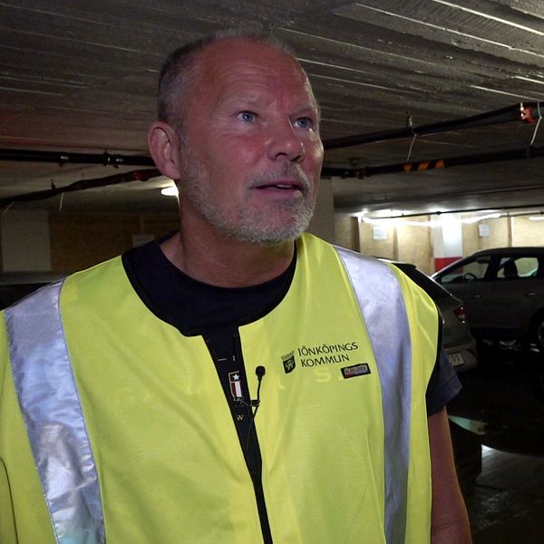 Thomas Bergholm i ett parkeringsgarage där det trängt in vatten