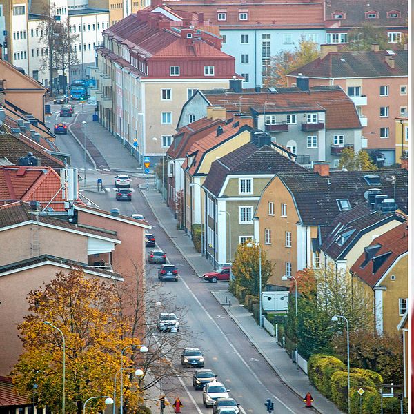 Stadsbild på Linköping och Layth med röd tröja och vit keps.