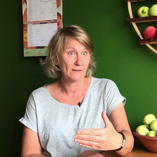 Eva sitter i sitt köp i Helsingfors