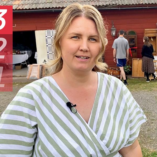 en kvinna framför en loppislada där människopr fyndar i bakgrunden