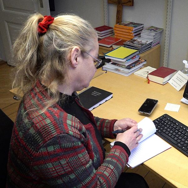 Charlotte Mackenrott från Svenska kyrkan i Arvika tvingas nu ta till papper och penna när hackare slagit ut IT-systemet.