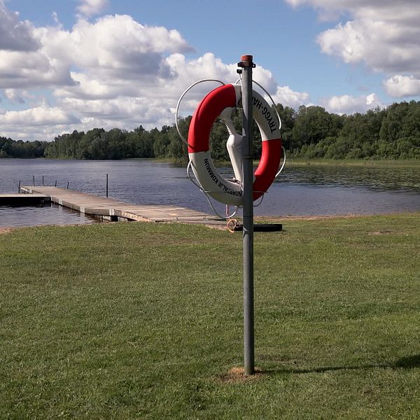 Tvådelad bild. Till vänster en bild på en badstrand med en livboj i förgrunden. Till höger Mikael Olausson, generalsekreterare i Svenska Livräddningssällskapet.