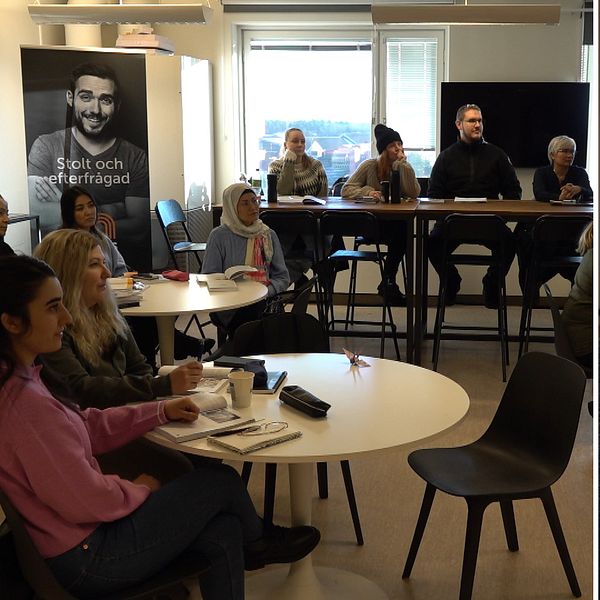 Studenter i klassrum och Lasse Sahlin, utvecklingschef Campus Nynäshamn