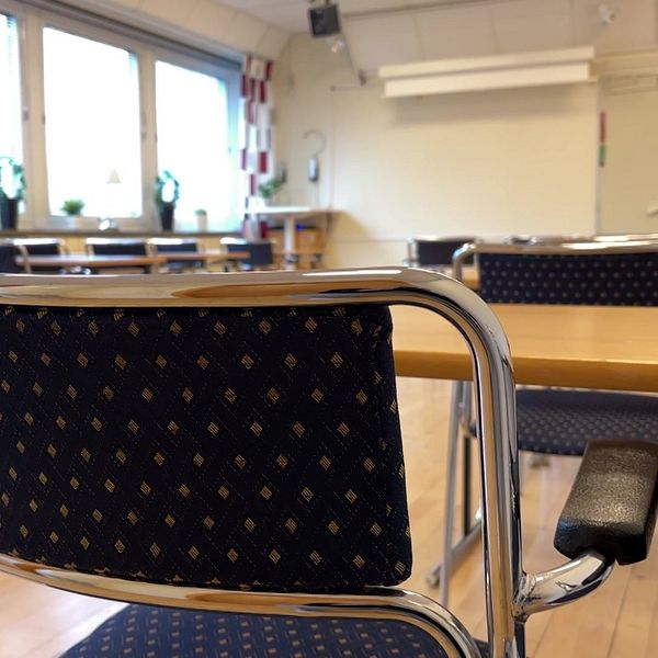 Tvådelad bild. Vänster: Tomt klassrum med bord, stolar och en whiteboardtavla. Höger: En person i kostym, Mikael Blom, rektor på komvux.