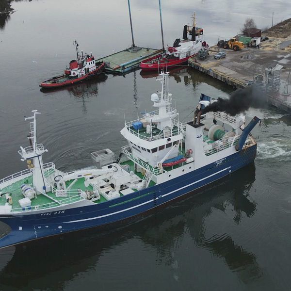 Till vänster: fiskebåt som lämnar hamn, Till Höger: Per Bolund, språkrör Miljöpartiet
