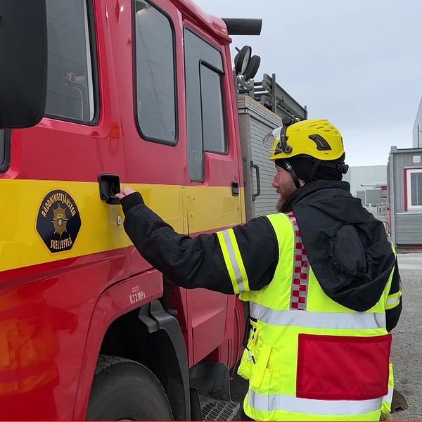 en brandbil och en man
