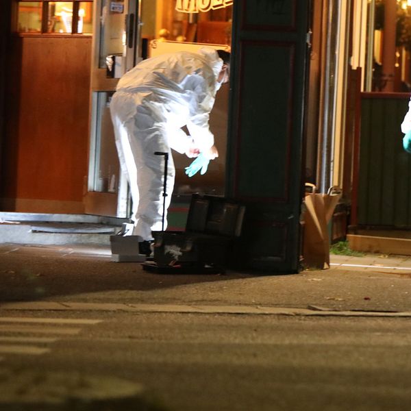 Polisens tekniker utför teknisk undersökning utanför puben i Sandviken.