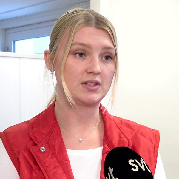 Inför julhelgen är det brist pTill vänster står Ebba Sjöström, biomedicinsk analytiker på Region Örebro län, i klädd en vit tröja och en röd väst. Hon har håret uppsatt med två slingor lös fram. Till höger syns en arm som har en nål fasttejpad på för blodgivning. å blod på sjukhusen i Örebro län.  Blodgrupperna A+ och 0+ som är mest akuta i nuläget. Nu hoppas Regionen på fler blodgivare innan jul.   – Vi har tider både här, i Karlskoga och så har vi blodbussar, säger Ebba Sjöström, biomedicinsk analytiker på Region Örebro län.