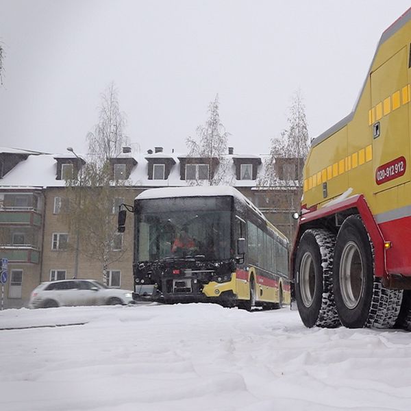 Joakim Lusth, bärgade en buss som kört in i en lyktstolpe vid Gränsgatan i centrala Östersund.