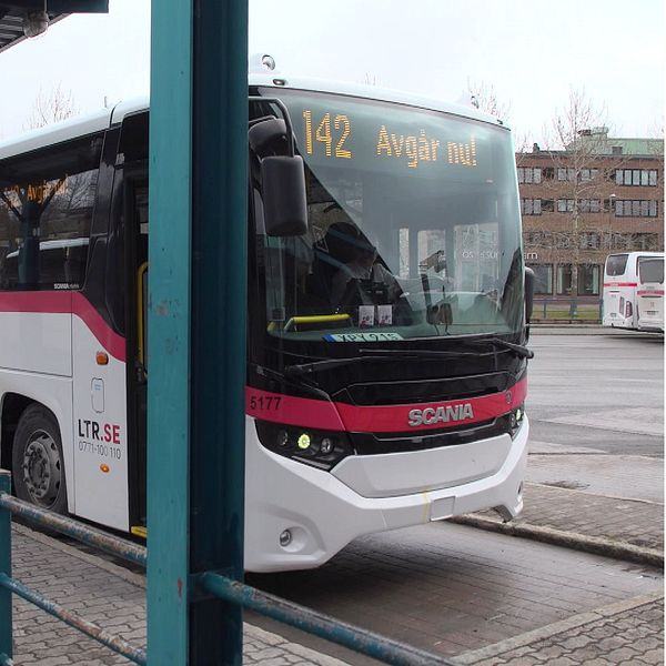 Delad bild. Till vänster: buss vid hållplats. Till höger: person i röd jacka med logotyp.