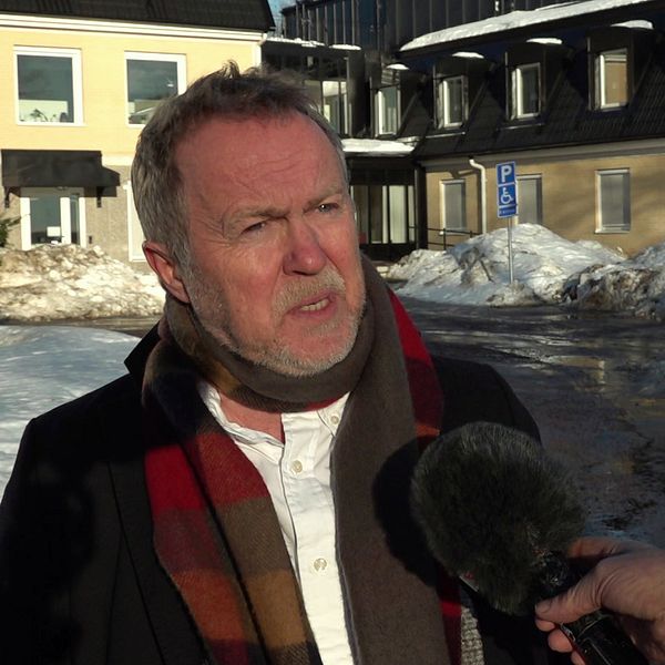 Samhällsbyggnadschefen Per Branzén står utomhus i Sunne