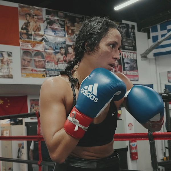 Linn Sandström, professionell boxare står i ringer och ska slå ett slag