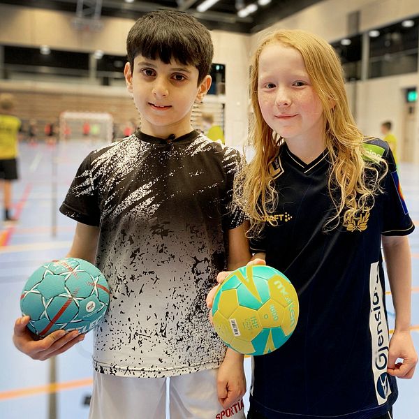 två unga pojkar i inomhushall med handbollar i händerna, tränar gratis med HP Warta i Biskopsgården i Göteborg