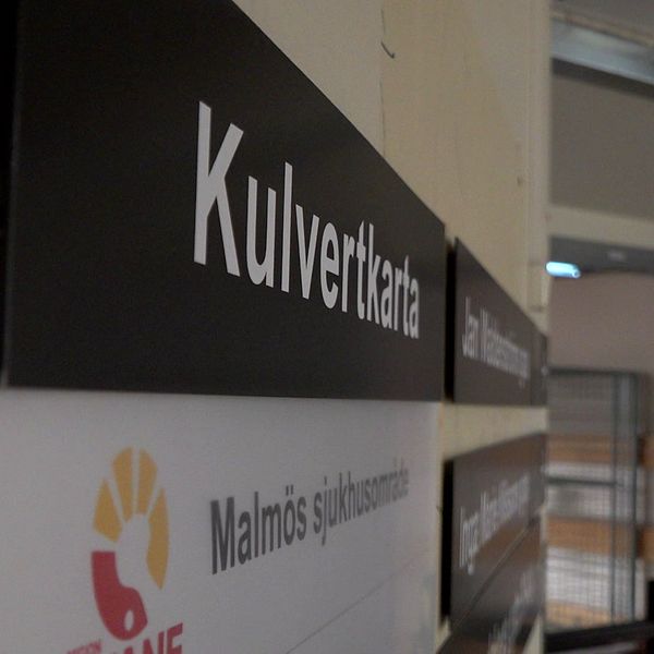 Skylt som visar riktningen till kulvertkarta vid Malmös sjukhusområde.