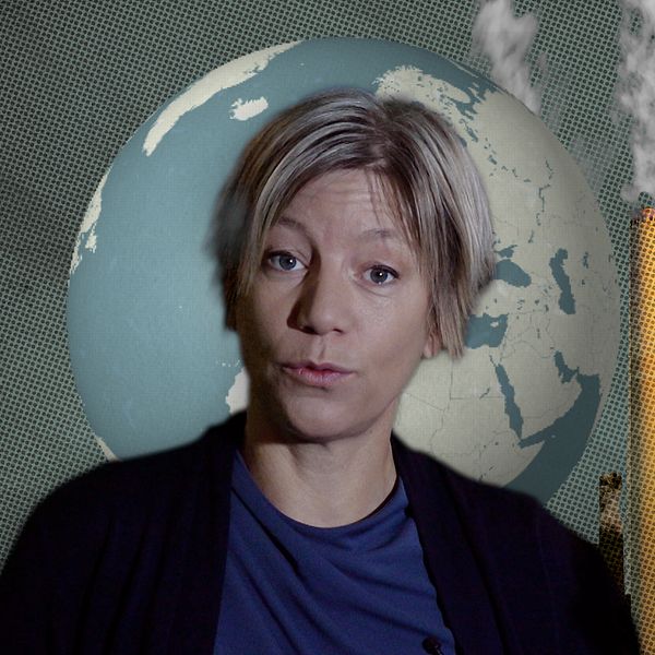 En person gestikulerar framför en illustration av en jordglob med rök som strömmar ut från flera fabriker i bakgrunden. Bilden belyser frågor relaterade till miljöpåverkan och klimatförändringar.