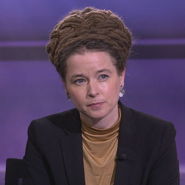 Fossila drivmedel kommer att bli flera kronor dyrare om oppositionen vinner nästa val, säger Miljöpartiets språkrör Amanda Lind när hon gästar SVT 30 Minuter.