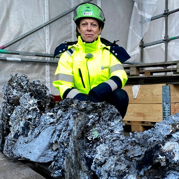 Hanna Tengliden, driftchef Jönköping Energi, vid aluminiumrester som spättats loss från sopförbränningspannan